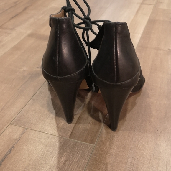 BCBG black leather cut-out heels - Picture 2 of 3